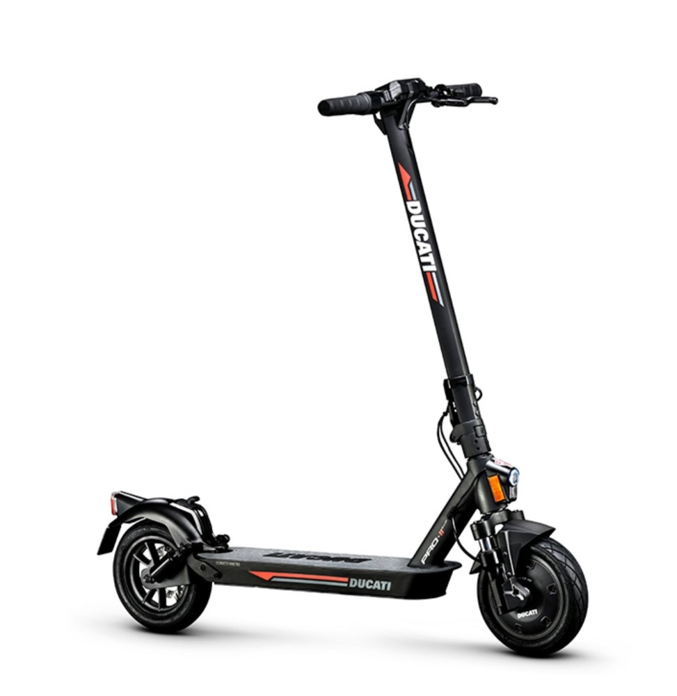 Trottinette elec DUCATI PRO2 EVO Cadre Magnesium moteur 350W brushless Pneu 10'' Trottinette elec DUCATI PRO2 EVO Cadre Magnesium moteur 350W brushless Pneu 10''